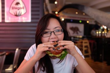 Harriet Sugarcookie eating a giant burger